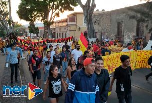 Aficionados de Monarcas marchan por el centro histórico